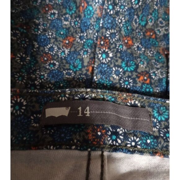 Levi's Shorts Ladies 14 Cut off - Picture 4 of 6